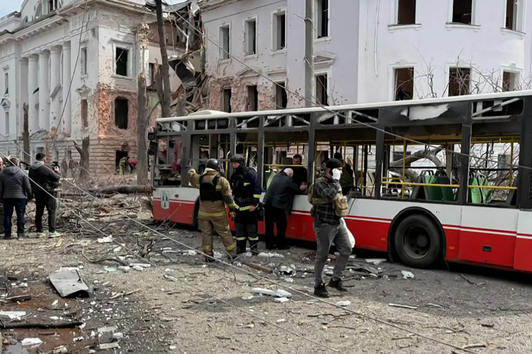 На фото видно правоохоронців і рятувальників на місці ракетного обстрілу в Сумах